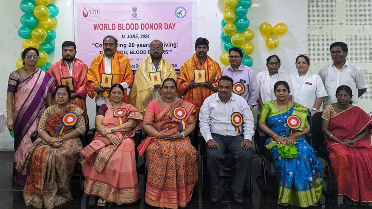 Andhra Pradesh News: ओंगोल जीजीएच और कलेक्ट्रेट में रक्तदान शिविर का आयोजन