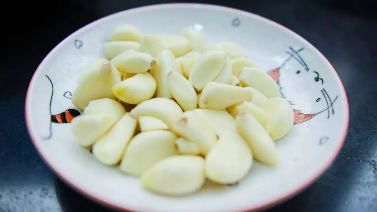 Garlic Clove Benefits: खाली पेट कच्चा लहसुन खाएंगे तो सेहत को मिलेंगे गजब के फायदे