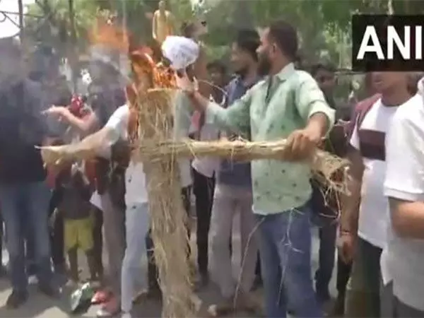 NEET: परीक्षा रद्द करने की मांग को लेकर पटना में छात्रों ने किया प्रदर्शन, जलाए पुतले