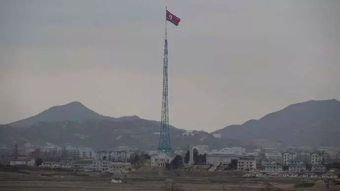 World: उत्तर कोरिया दक्षिण कोरिया की सीमा पर सड़कें और दीवारें बना रहा