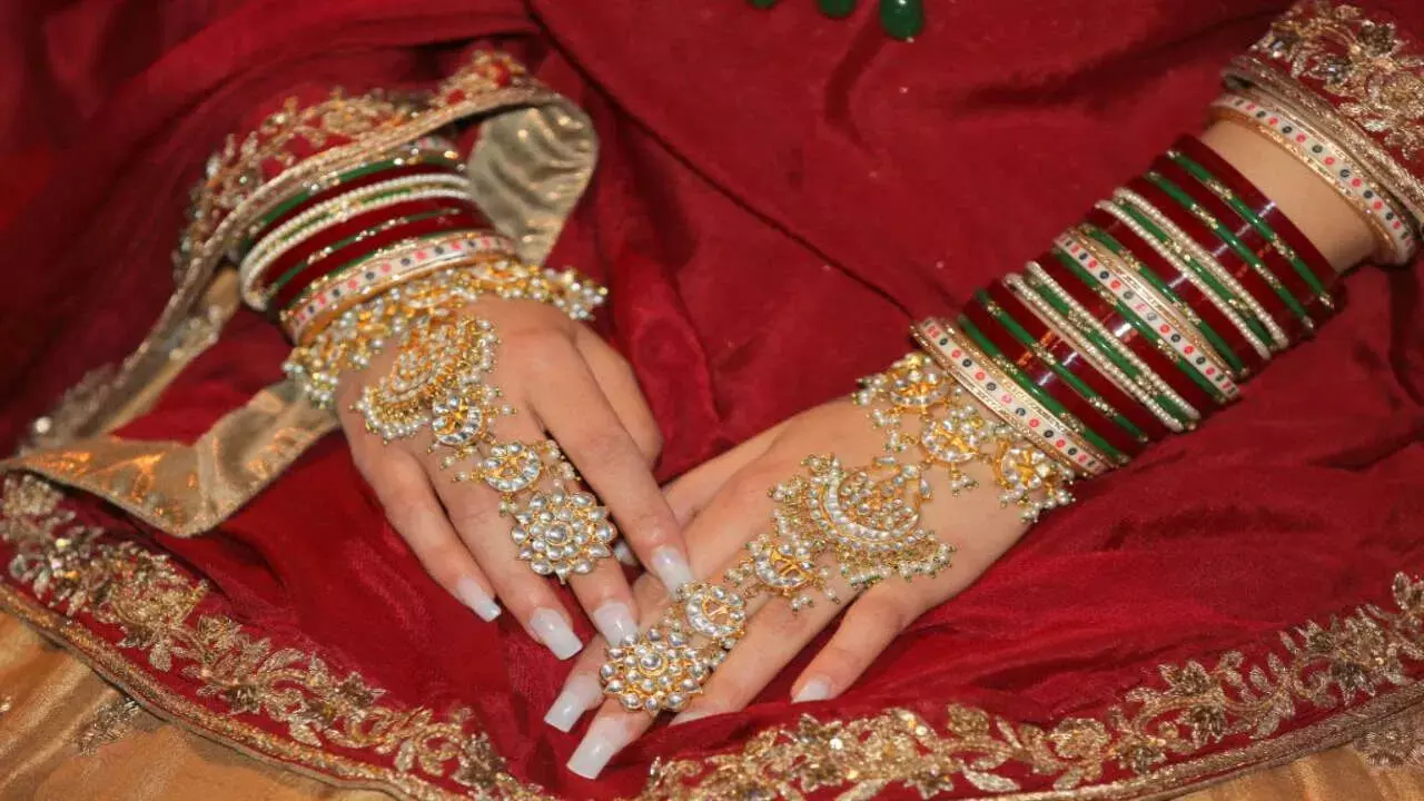 UP : पुलिस बना दलित युवती का सहारा, धूमधाम से कराई शादी