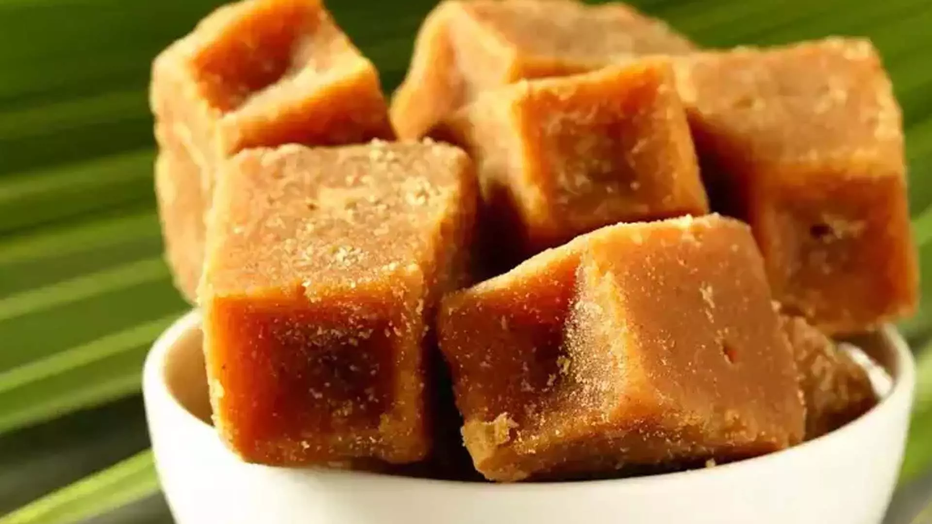 Coconut Barfi: हर किसी को भाता है गुड़ और नारियल की बर्फी का मीठापन सेहत पर भी होता असर