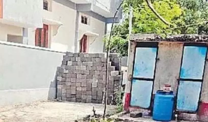 Karimnagar: प्रेम विवाह के बाद माता-पिता ने बेटी के घर का रास्ता बंद करने के लिए दीवार बना दी