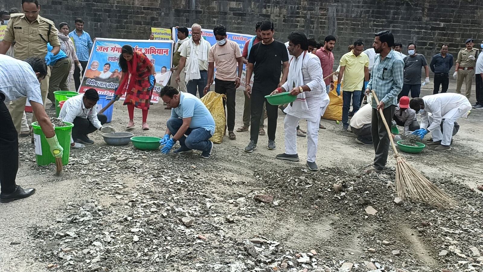 Raisen: अधिकारियों, जनप्रतिनिधियों और नागरिकों ने किले की मदागन और शिव मंदिर के आसपास साफ सफाई कर किया श्रमदान