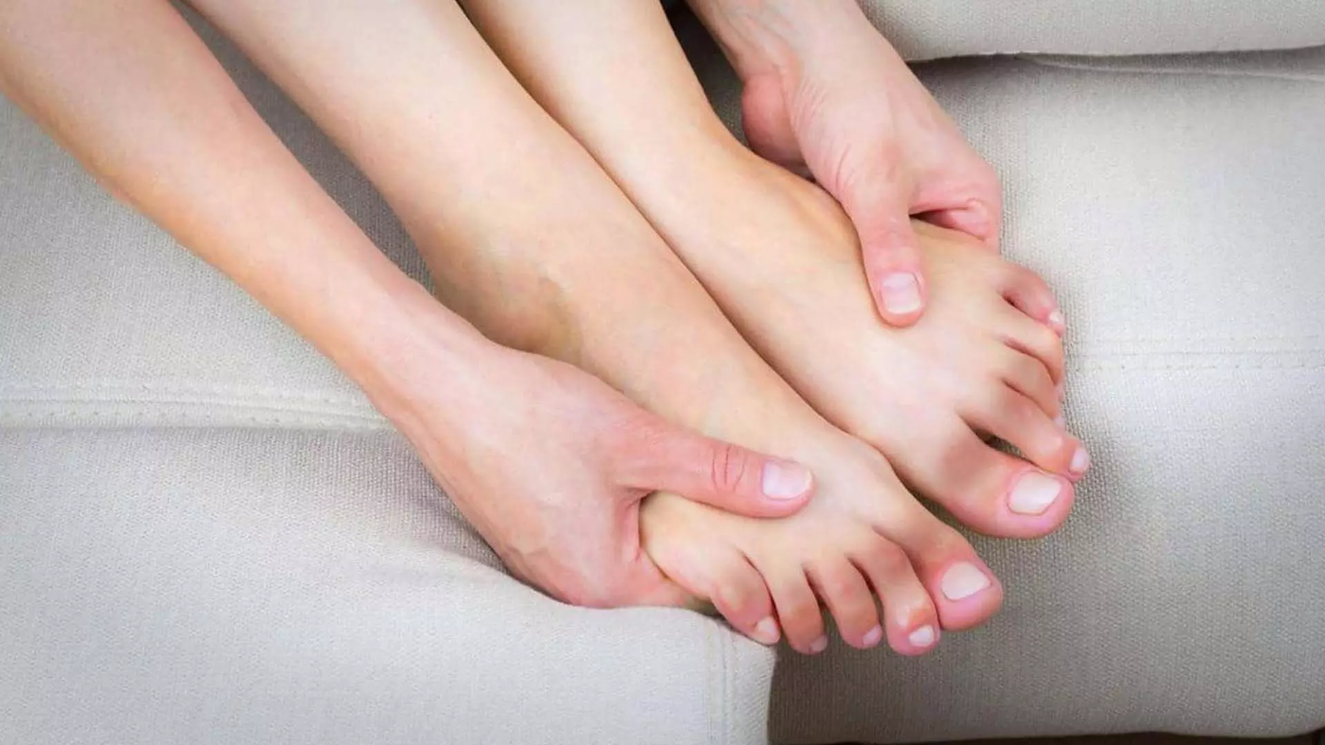 Home Remedies: पैर की उंगलियों का कालापन नहीं हो रहा हैं दूर आजमाए ये 8 उपाए