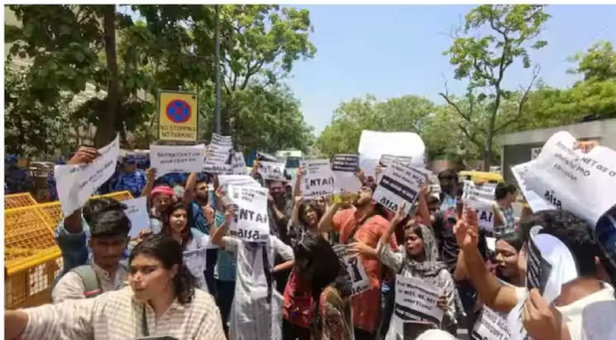 Patna: नीट परीक्षा रद्द करने की मांग को लेकर सड़क पर उतरे छात्र