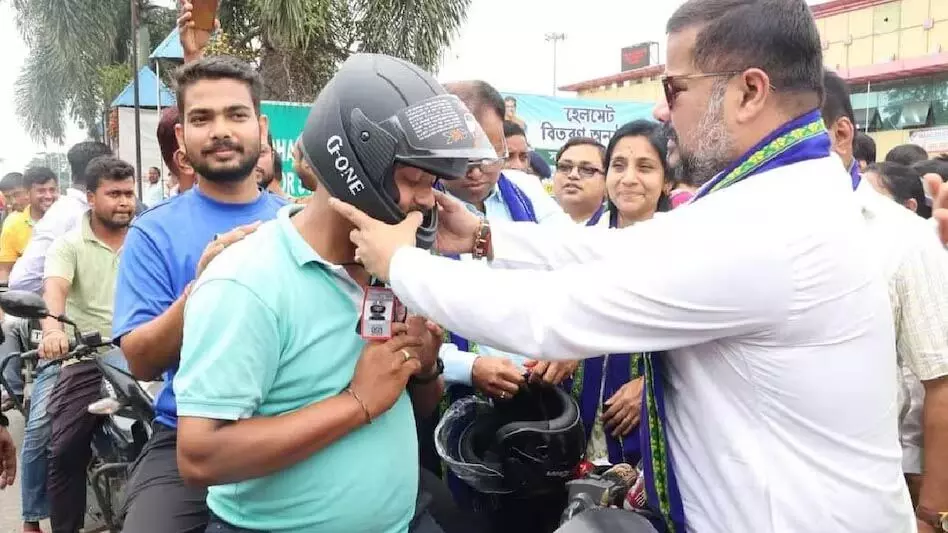 Tripura News: बढ़ती सड़क दुर्घटनाओं के बीच त्रिपुरा के मंत्री सुशांत चौधरी ने मुफ्त हेलमेट वितरित किए