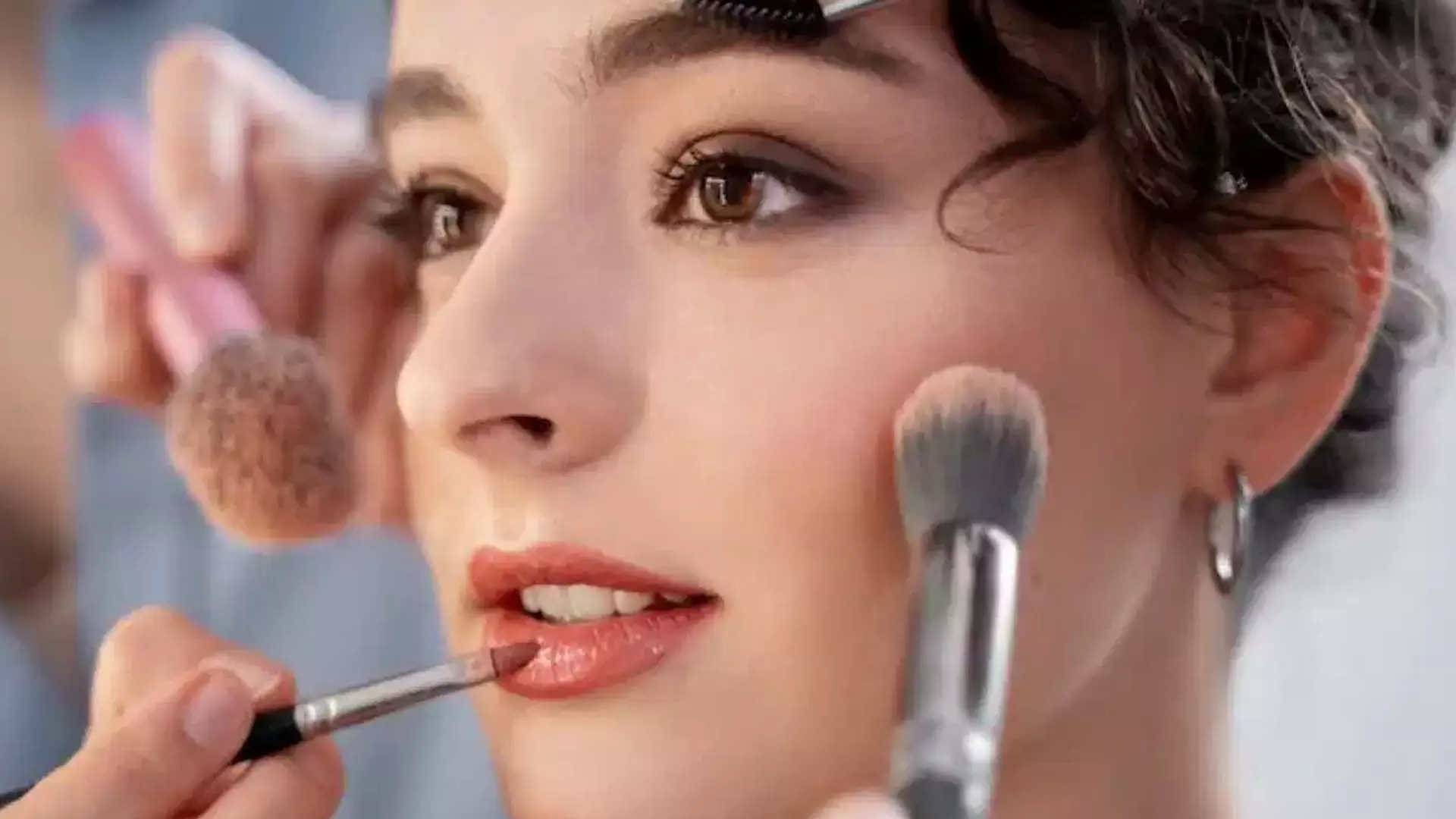 Makeup: क्या मेकअप के दौरान आपकी आंखों से आता हैं पानी रखें इन बातों का ध्यान