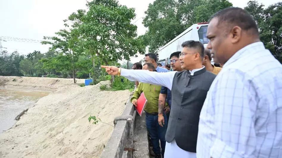 ASSAM NEWS : असम के मंत्री पीयूष हजारिका ने सोनितपुर में जराशर नदी का दौरा किया