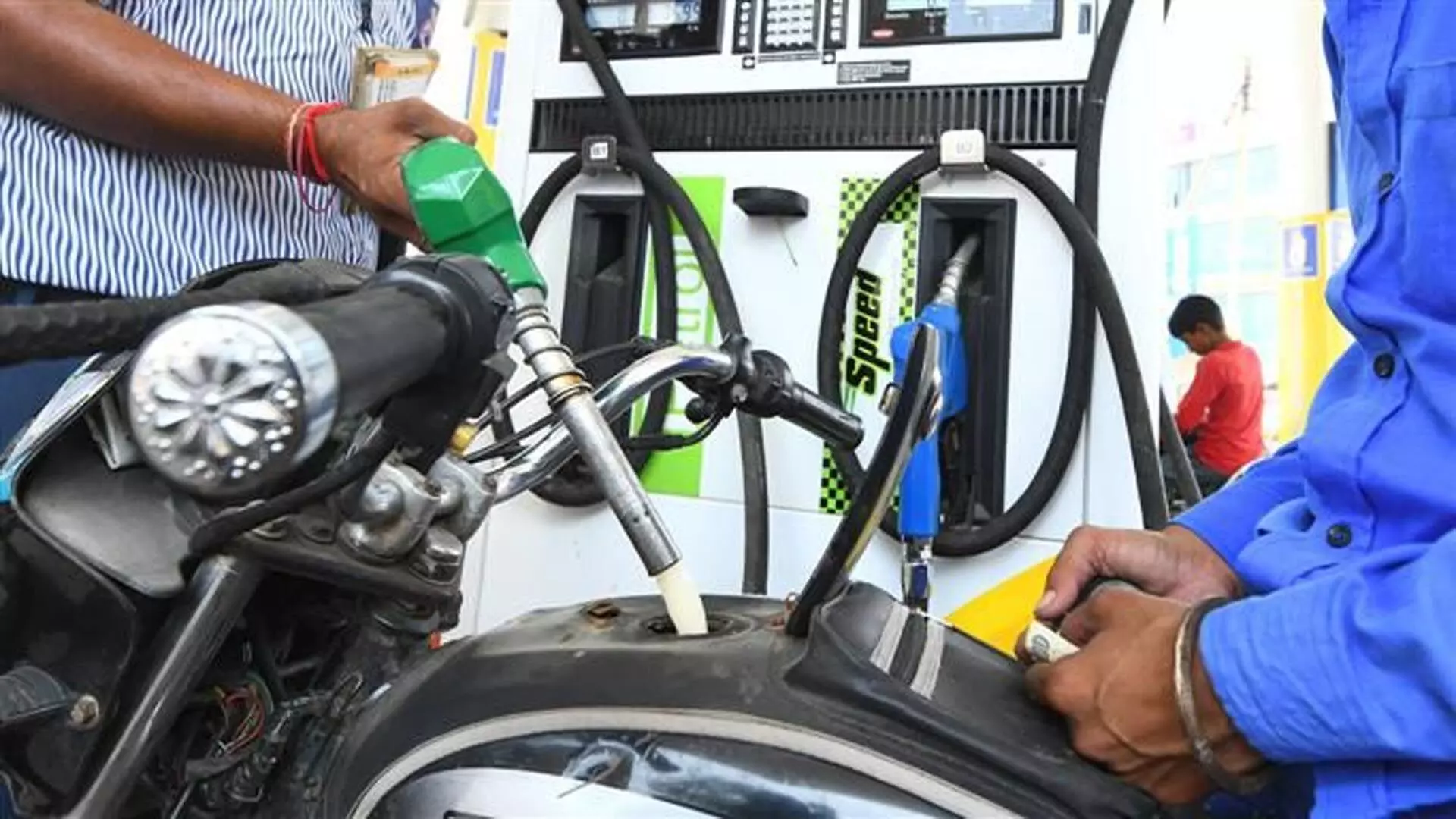 Pakistan सरकार ने ईद-उल-अजहा से पहले पेट्रोल की कीमत में 10.20 रुपये की कटौती की घोषणा की