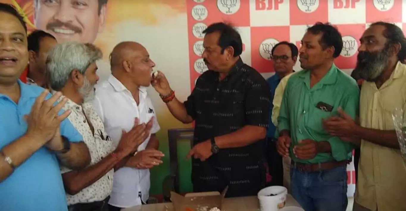 MP Vijay Baghel ने टॉक शो में केक खिलाकर दी बधाई
