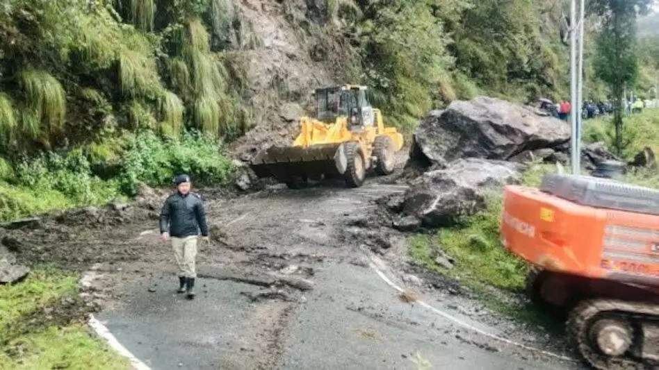 Sikkim News: उत्तरी सिक्किम में सड़क संपर्क बहाल करने का काम जारी