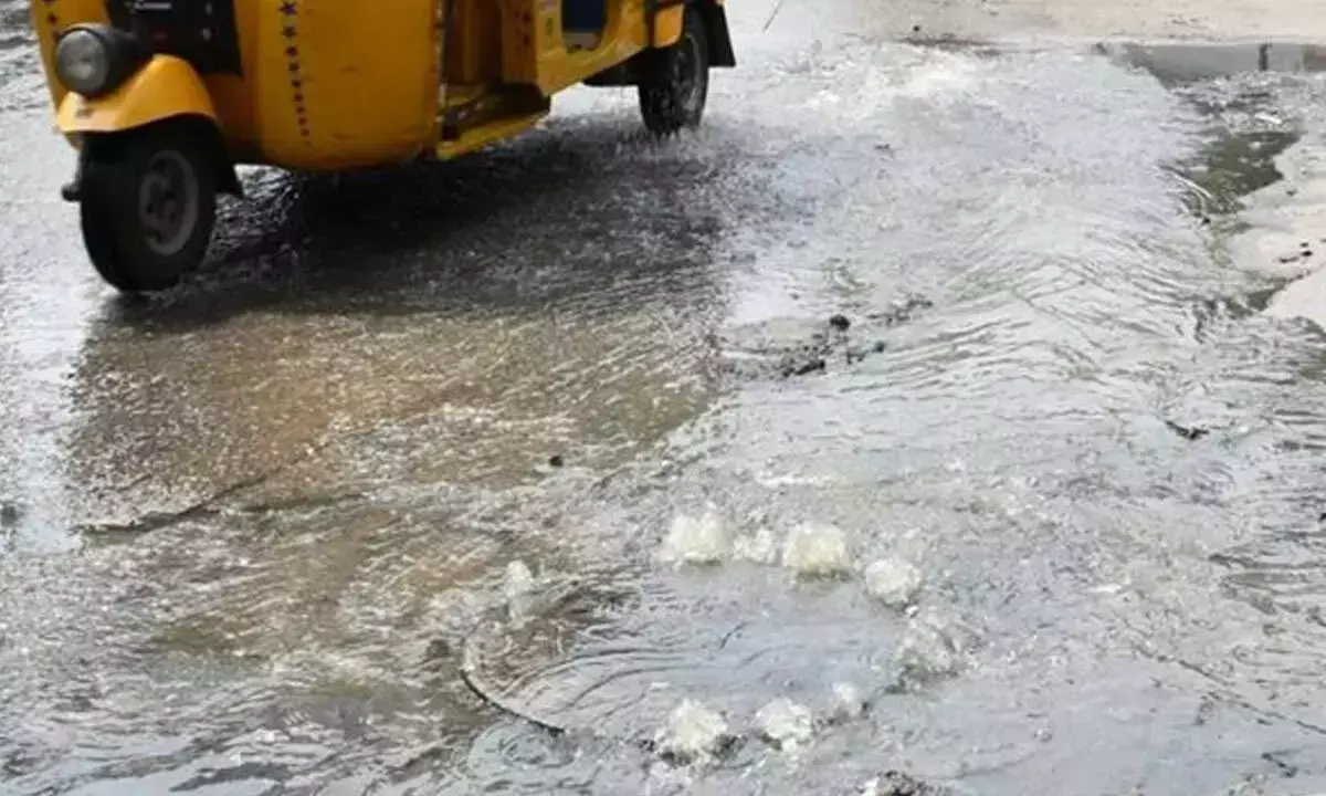 Telangana: ओवरफ्लो हो रहे नालों और सीवेज की बदबू के बीच जल बोर्ड बेपरवाह
