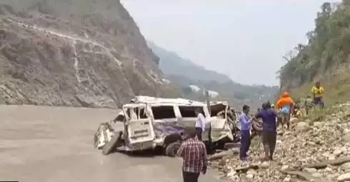 Rudraprayag: अलकनंदा नदी में गिरा यात्री वाहन, 8 की मौत, 9 अन्य घायल