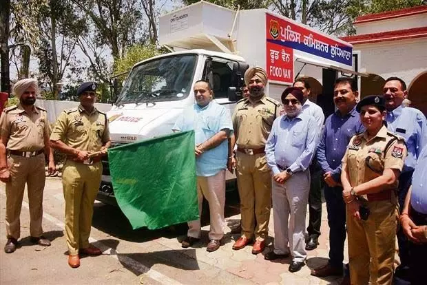 Ludhiana: औद्योगिक क्षेत्रों में अपराध पर अंकुश लगाने के लिए 5 विशेष वाहनों को हरी झंडी दिखाई