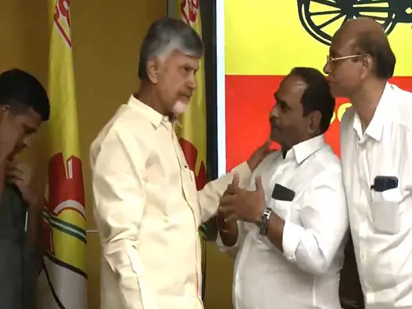 Andhra के सीएम नायडू ने टीडीपी केंद्रीय कार्यालय में पार्टी कार्यकर्ताओं से बातचीत की