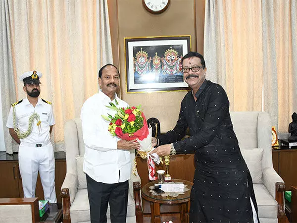 Odisha के नवनियुक्त कैबिनेट मंत्री सुरेश पुजारी ने राज्यपाल रघुबर दास से मुलाकात की