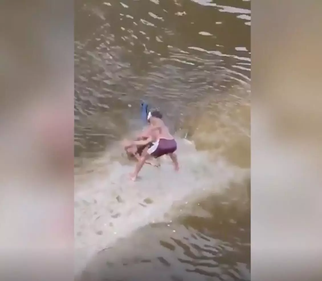 Video News: प्रेमी युगल ने गोमती नदी में लगाई छलांग, मछुआरों ने की पिटाई