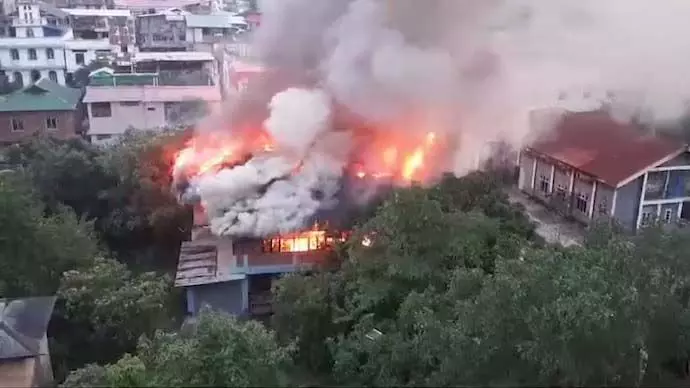 Imphal: मणिपुर के मुख्यमंत्री के आवास के पास स्थित घर में उपद्रवियों ने लगाई आग