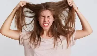 Hair Tips: चिपचिपे बालों से परेशान है, तो अपनाये ये नुस्खे