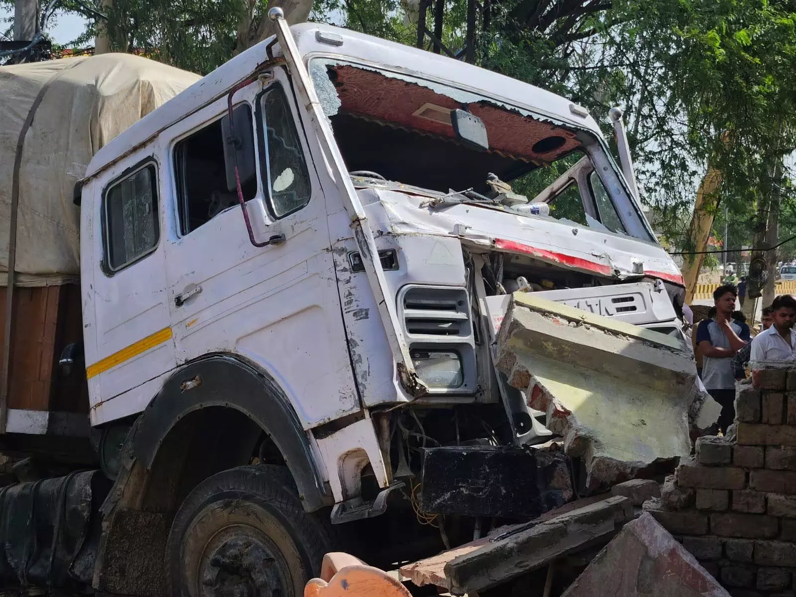 Accident: बस और ट्रेलर की आमने सामने टक्कर, दो यात्रियों की मौत