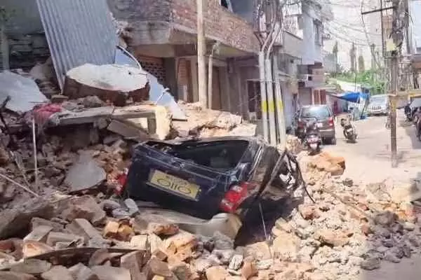 Jharkhand: दो मंजिला बिल्डिंग का एक हिस्सा ढहने से कार क्षतिग्रस्त, दो कुत्तो की मौत