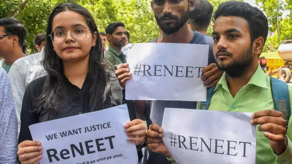 Patna: पेपर लीक के आरोपों के बीच,NEET छात्रों का विरोध प्रदर्शन