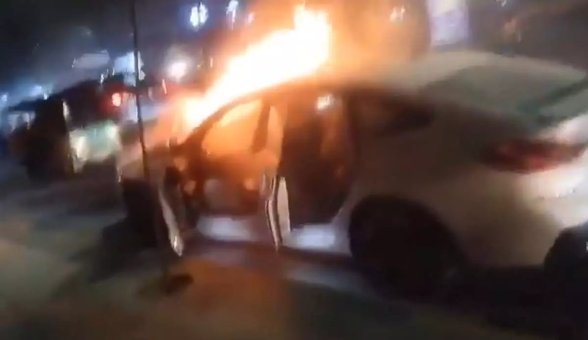 देखते ही देखते आग की लपटों में घिर गई BMW कार, ट्रैफिक जाम के बाद हड़कंप मचा