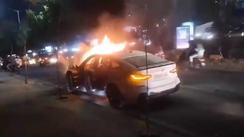 Hyderabad News: चलती BMW कार में लगी आग