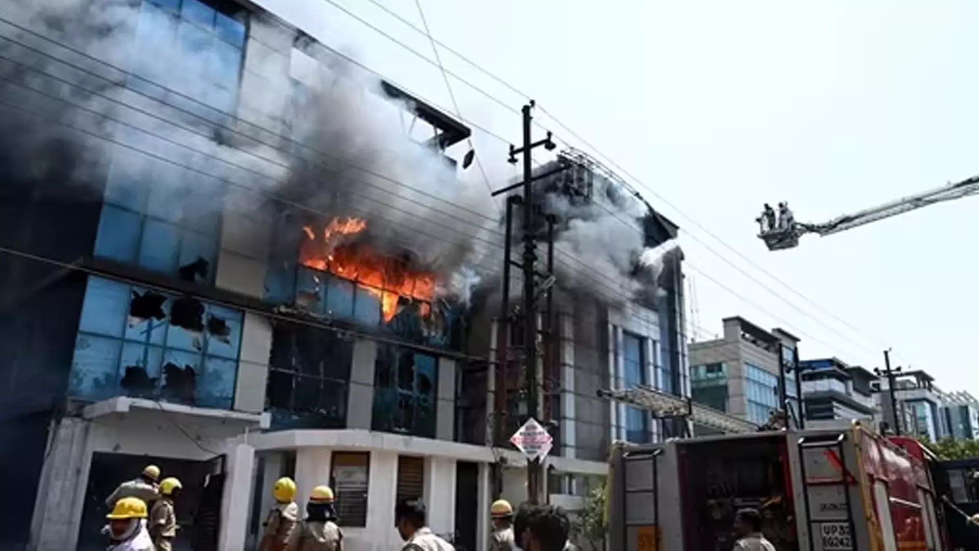 NOIDA NEWS: कपड़ा फैक्ट्री में आग लगने से 80 से अधिक लोगों को निकाला गया