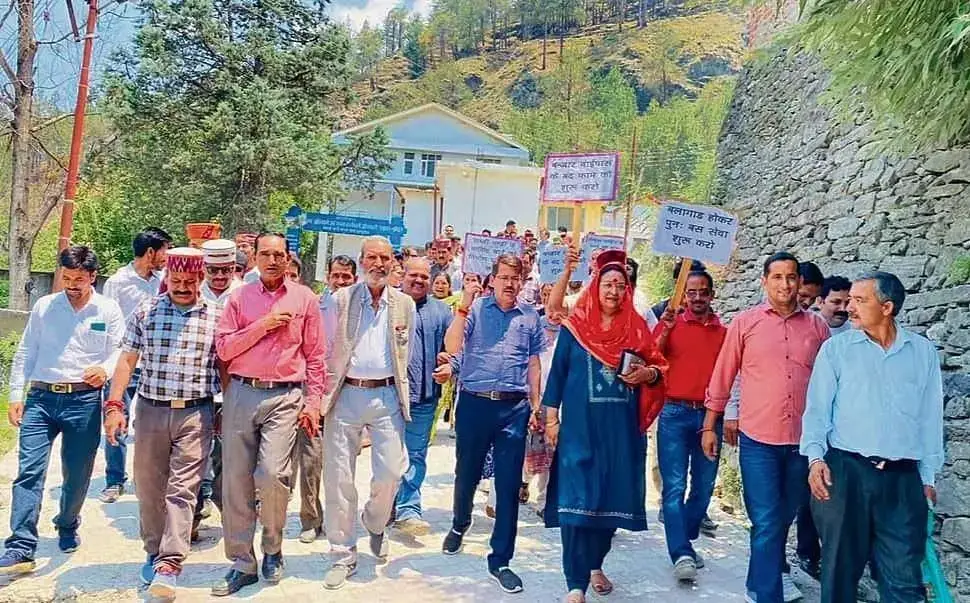 Himachal : बंजार के निवासियों ने सरकार से औट-लुहरी राजमार्ग को चौड़ा करने और बाईपास बनाने का आग्रह किया