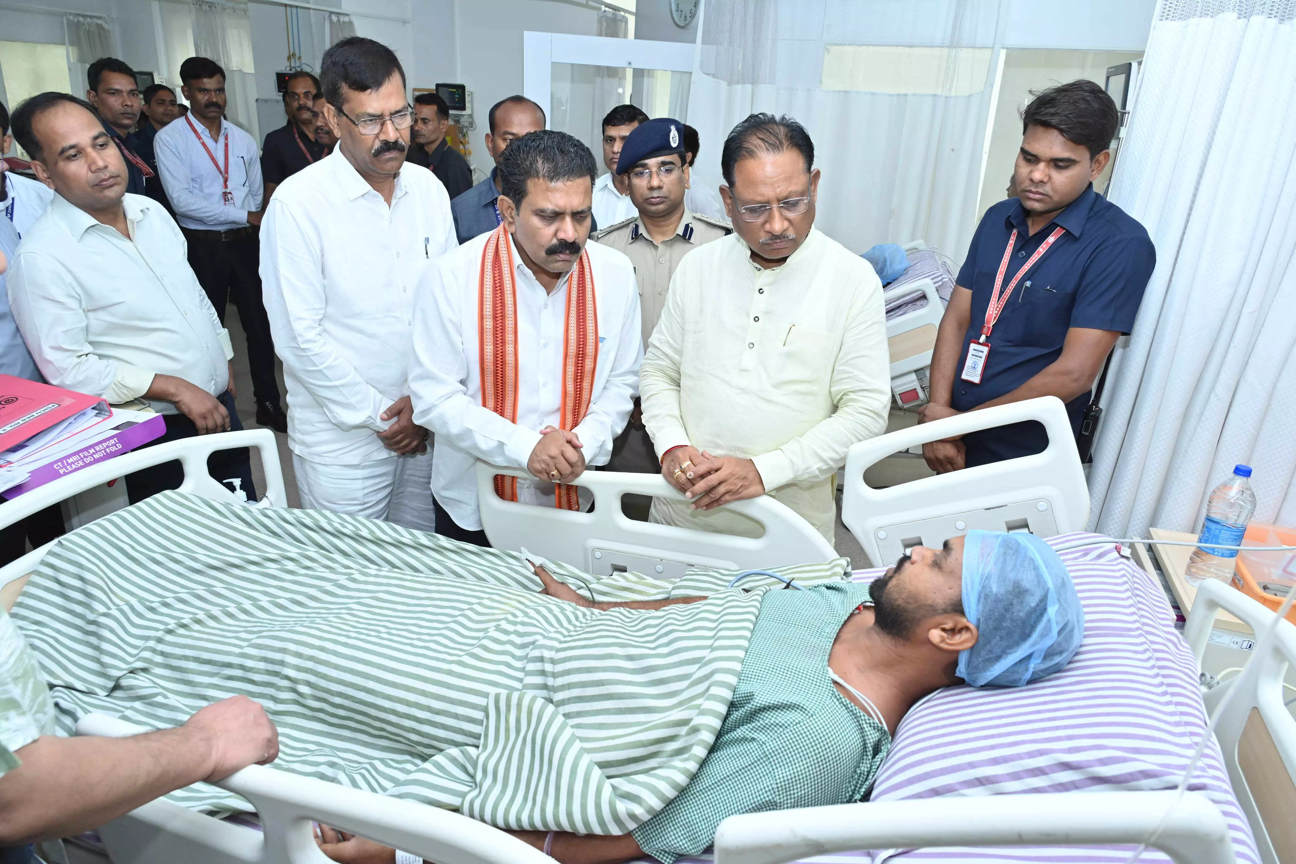 CM विष्णुदेव साय और गृहमंत्री विजय शर्मा ने नक्सली मुठभेड़ में घायल जवानों से की मुलाकात