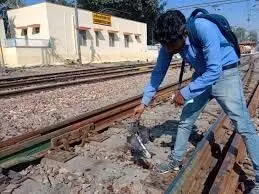 Railway Track Accident: रेलवे ट्रैक पार करते CTI अचानक पीछे से आई ट्रेन कटे दोनों पैर