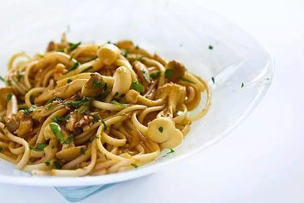 Mushroom Noodles: ट्राय करें ये स्वाद है बेहद लजीज, खाते ही हो जाएंगे इसके फैन