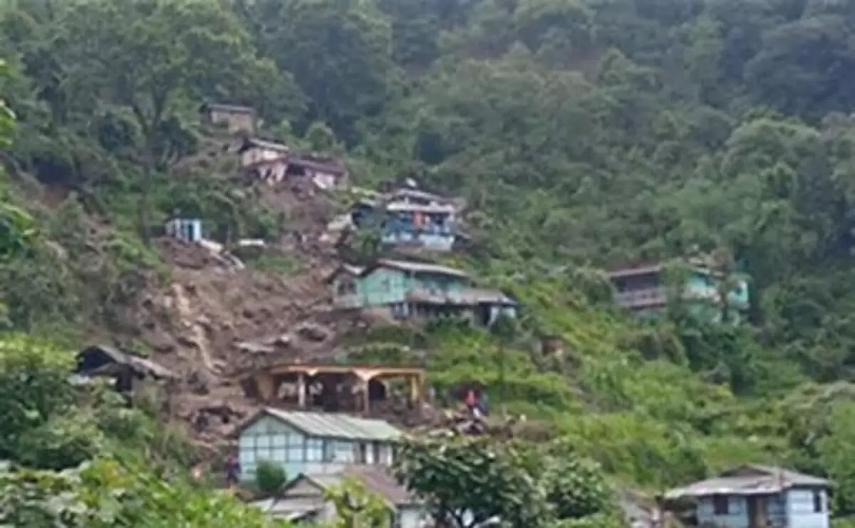 Sikkim News: सिक्किम सरकार ने 1,400 फंसे पर्यटकों को निकालने के लिए वायुसेना से सहायता मांगी