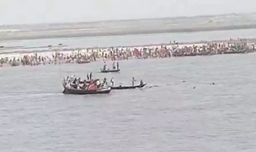 बड़ा हादसा: पलटी नाव, लापता हुए लोगों को खोजा जा रहा, VIDEO