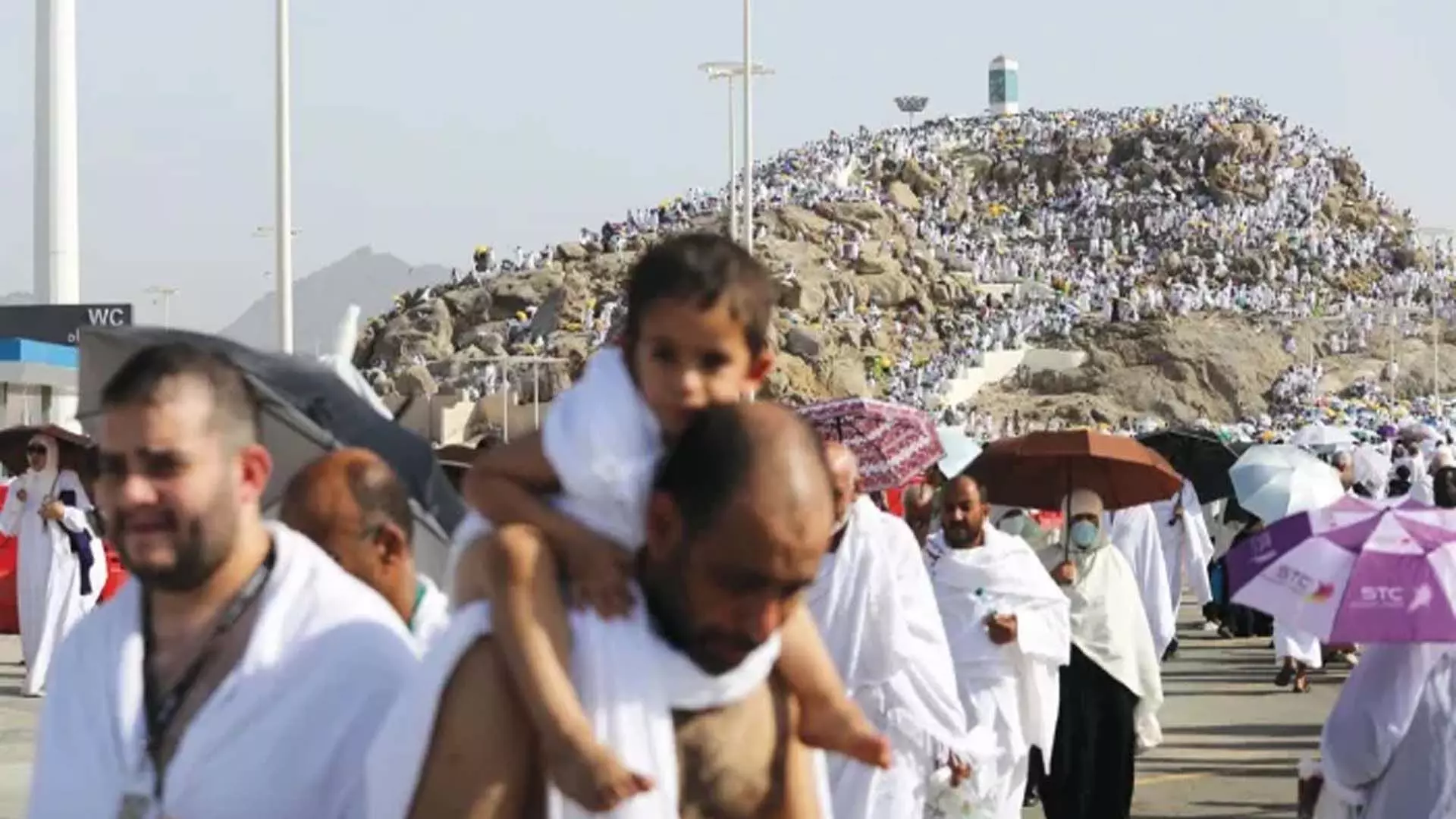 Riyadh News: वार्षिक हज यात्रा के मुख्य पड़ाव पर15 लाख से अधिक मुसलमान माउंट अराफात पहुंचे