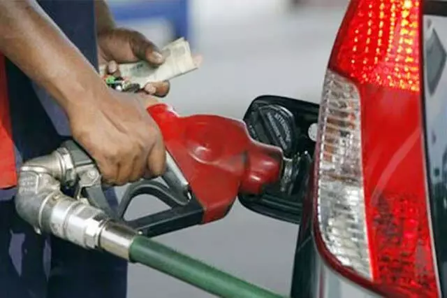 world : पाकिस्तान सरकार ने ईद-उल-अजहा से पहले पेट्रोल की कीमत में 10.20 रुपये की कटौती की घोषणा