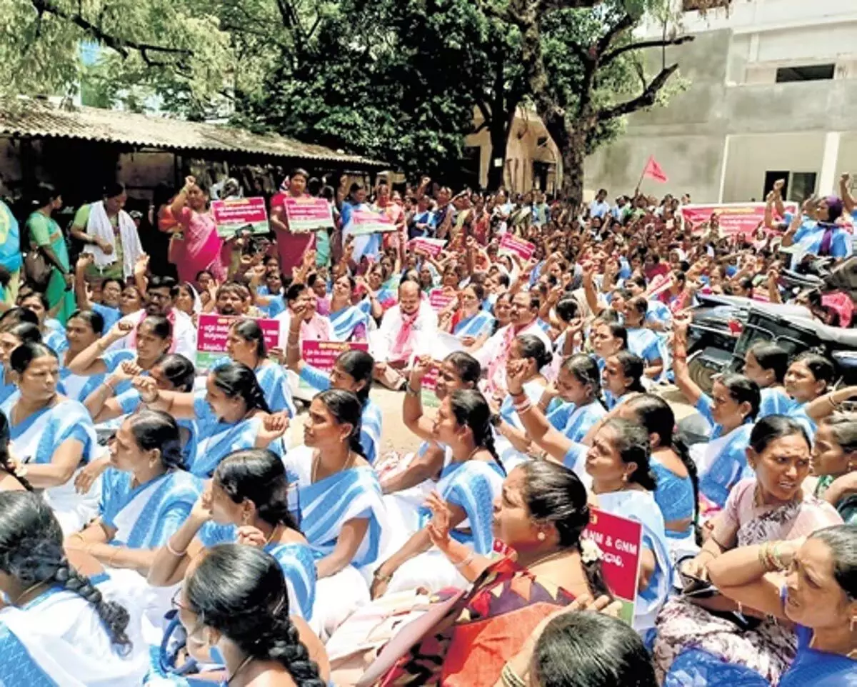 Telangana News: आशा कार्यकर्ताओं ने लंबित वेतन को लेकर विरोध प्रदर्शन किया