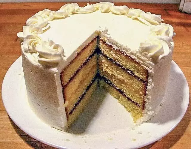Cake Baking: स्वादिष्ट और फूला हुआ केक बनाने के लिए तेल की बजाए करें इन चीजों का इस्तेमाल