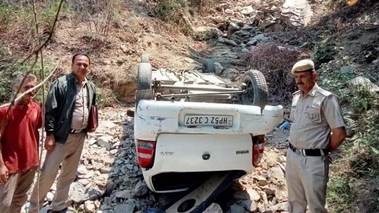 Road Accident: अनियंत्रित होकर खाई में गिरी कार, व्यक्ति की मौत