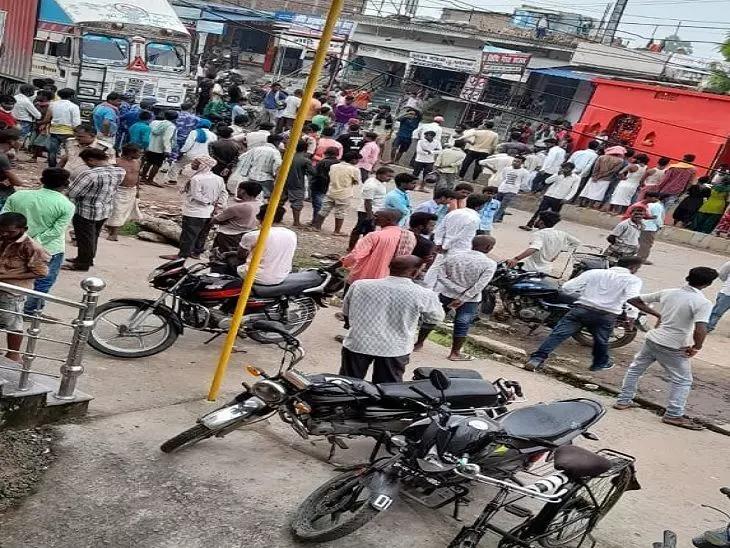 Patna : तेज रफ्तार ट्रक ने व्यक्ति को कुचला, मौके पर ही मौत सड़क जाम कर लोगो किया प्रदर्शन