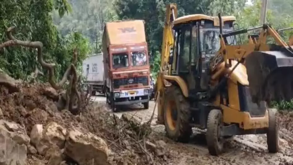 Tripura News: भारी बारिश से राष्ट्रीय राजमार्ग पर भूस्खलन, यातायात बाधित