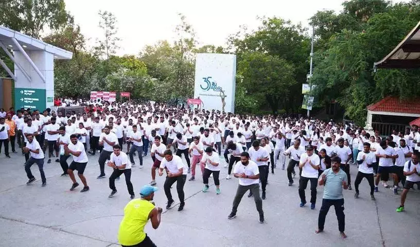 Hyderabad: विश्व रक्तदान दिवस के उपलक्ष्य में TCS कर्मचारियों ने 3 किलोमीटर दौड़ में हिस्सा लिया