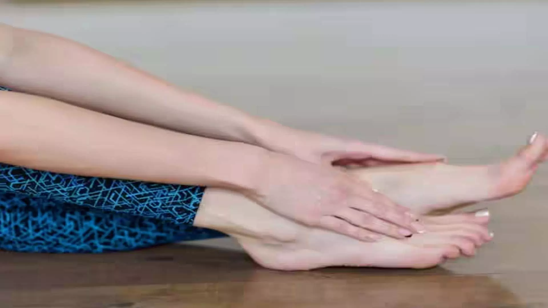 Foot pain: लगातार बैठने या खड़े रहने से होता है पैरों में दर्द इन घरेलू उपाए