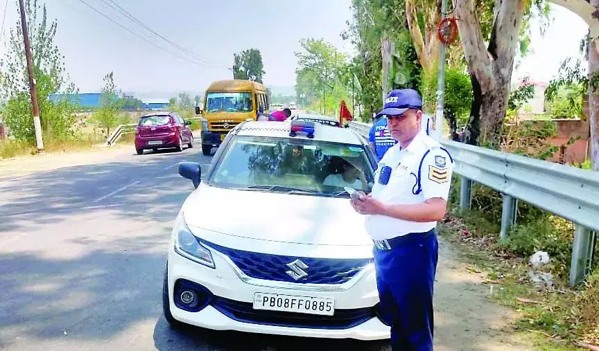 Private vehicle को वीआईपी दिखाने वाले शख्स का पुलिस ने काटा चालान