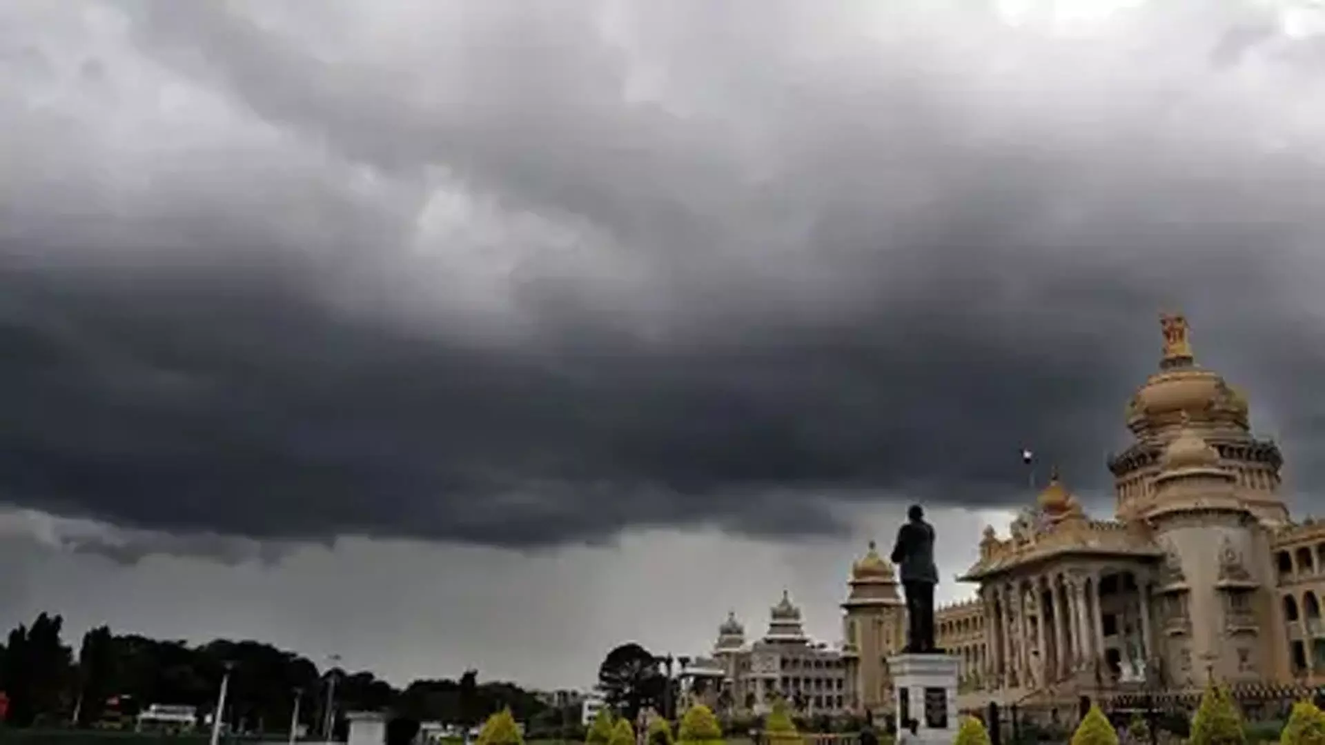 Bengaluru weather: आज शहर में भारी बारिश होगी