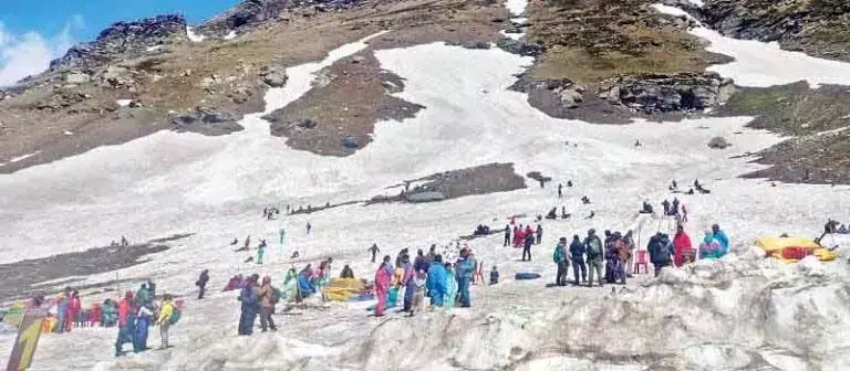 Rohtang में सैलानियों का सैलाब