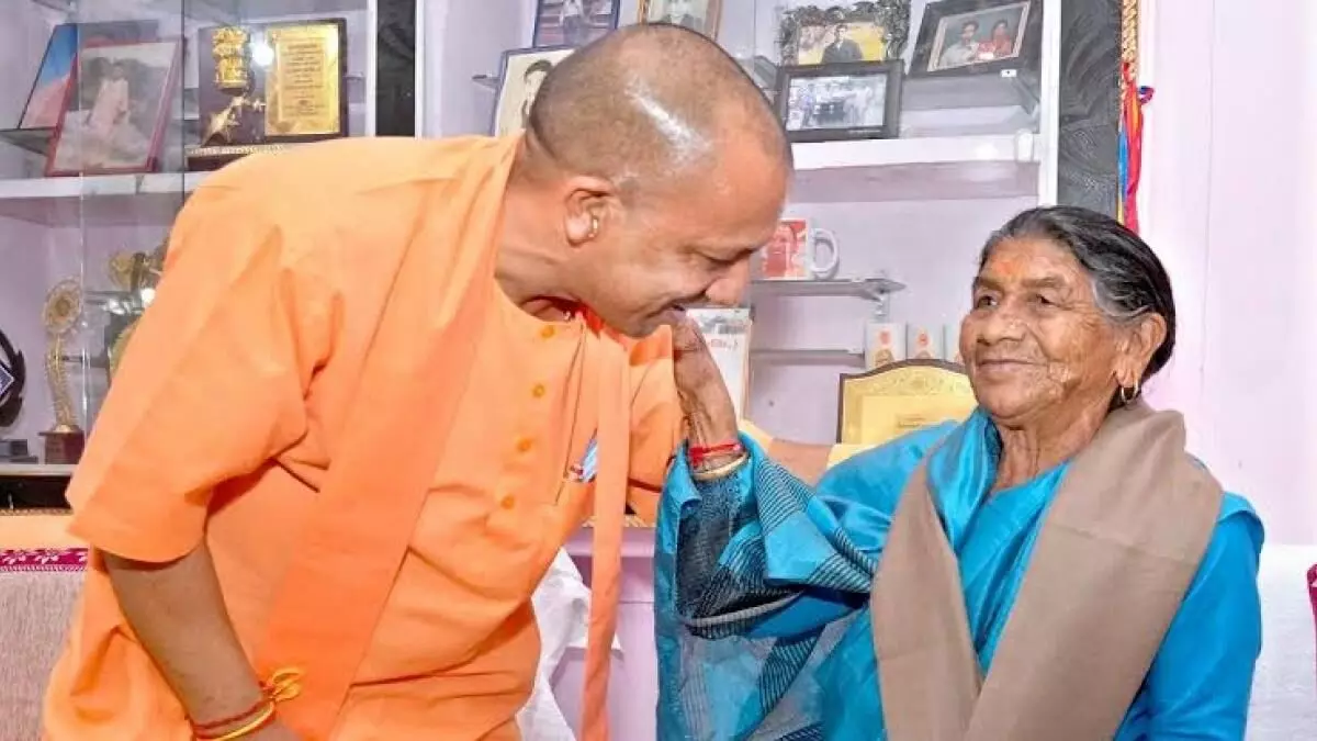 Rishikesh: सीएम योगी आदित्यनाथ  एम्स में भर्ती अपनी मां का हाल जानने पहुंचे
