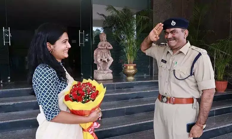 Hyderabad: IPS पिता ने UPSC टॉपर बेटी को किया सलाम, फोटो वायरल